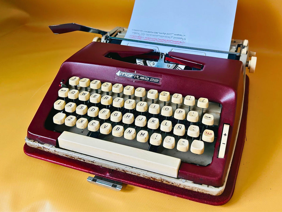 Working Maritsa 22 Typewriter | Burgundy Red Portable Manual Typewriter with Original Red Case | Spanish QWERTY