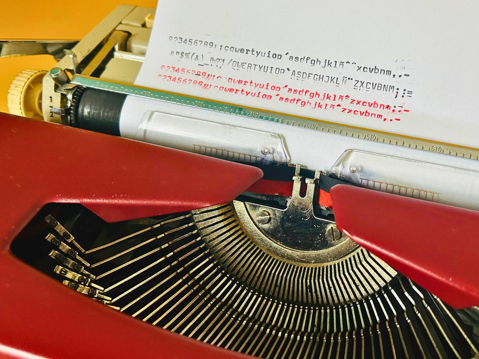 Working Maritsa 22 Typewriter | Burgundy Red Portable Manual Typewriter with Original Red Case | Spanish QWERTY