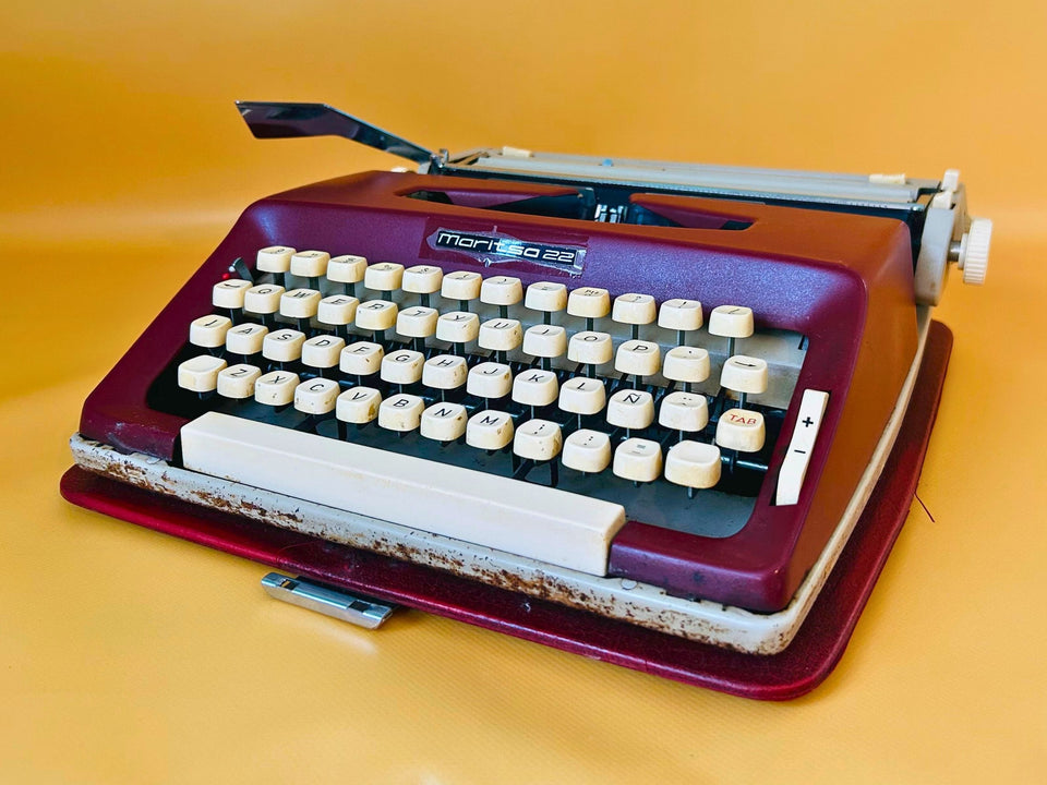 Maritsa 22 burgundy red portable typewriter with Spanish QWERTY keyboard and original case
