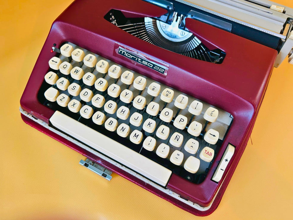 Working Maritsa 22 Typewriter | Burgundy Red Portable Manual Typewriter with Original Red Case | Spanish QWERTY