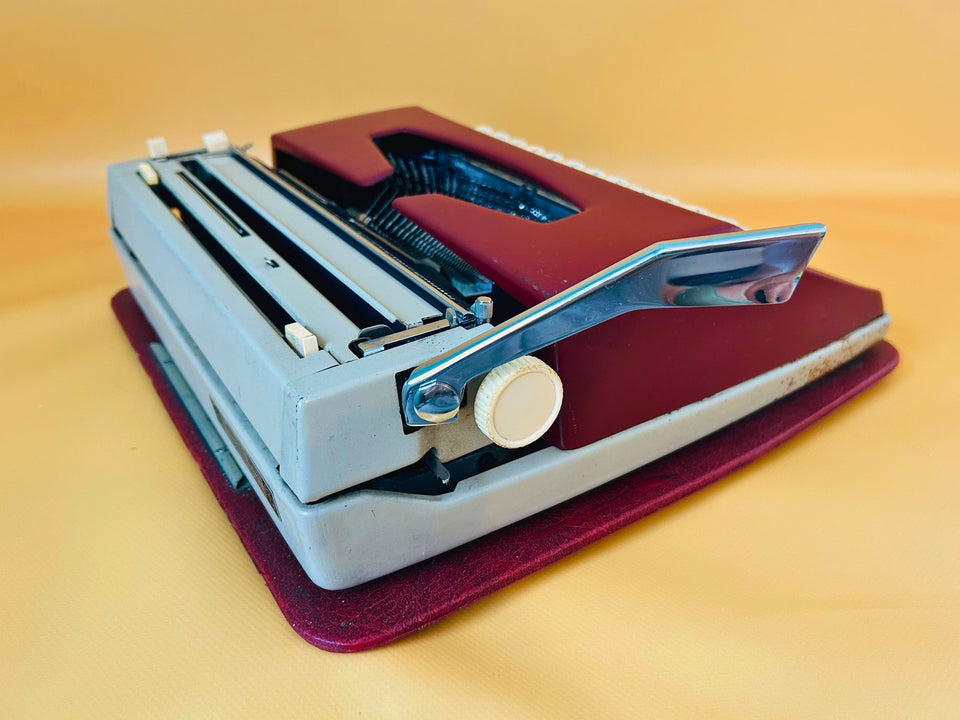 Working Maritsa 22 Typewriter | Burgundy Red Portable Manual Typewriter with Original Red Case | Spanish QWERTY
