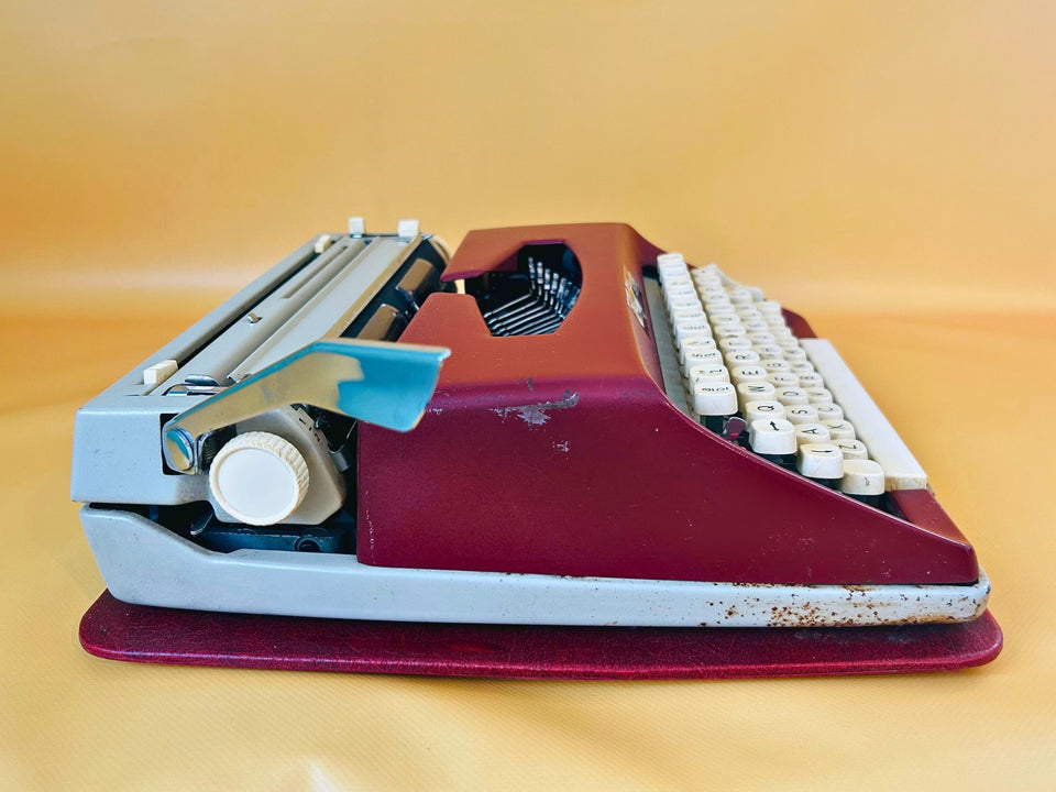 Working Maritsa 22 Typewriter | Burgundy Red Portable Manual Typewriter with Original Red Case | Spanish QWERTY