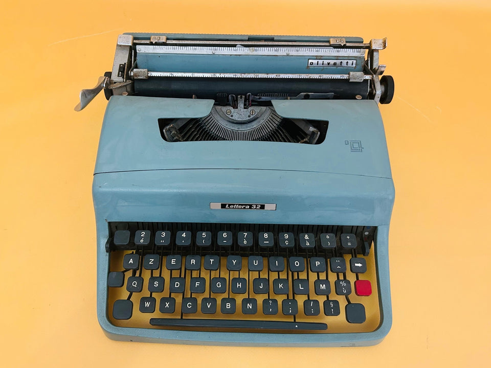 Close-up of Olivetti Lettera 32 AZERTY keyboard showing original keys and typing mechanism