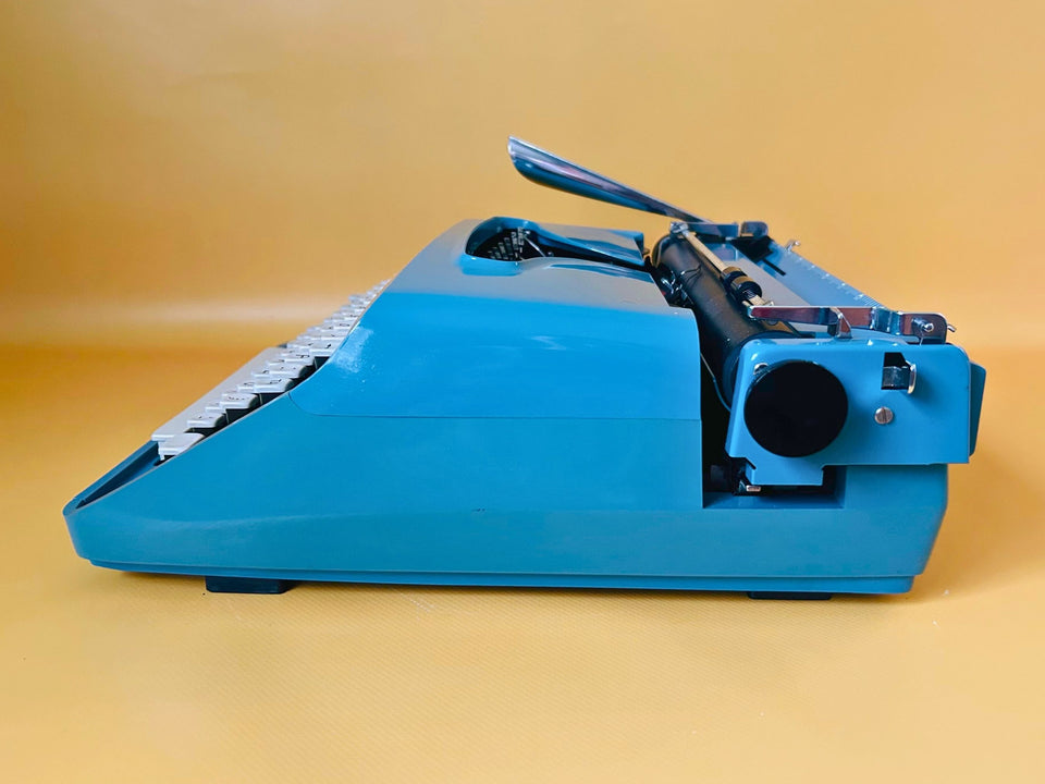 Remington Sperry Rand Ten Forty Typewriter – Sky Blue | English QWERTY | Mint Condition | Guarantee Card