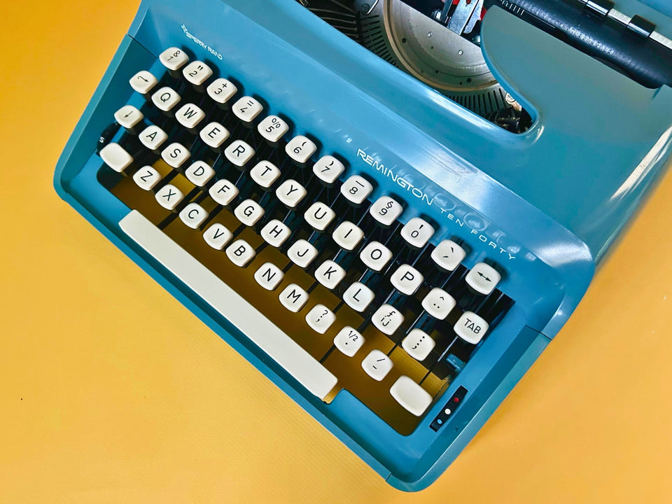 Remington Sperry Rand Ten Forty Typewriter – Sky Blue | English QWERTY | Mint Condition | Guarantee Card
