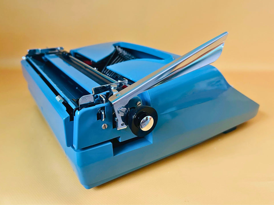 Remington Sperry Rand Ten Forty Typewriter – Sky Blue | English QWERTY | Mint Condition | Guarantee Card