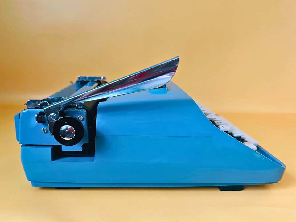 Remington Sperry Rand Ten Forty Typewriter – Sky Blue | English QWERTY | Mint Condition | Guarantee Card