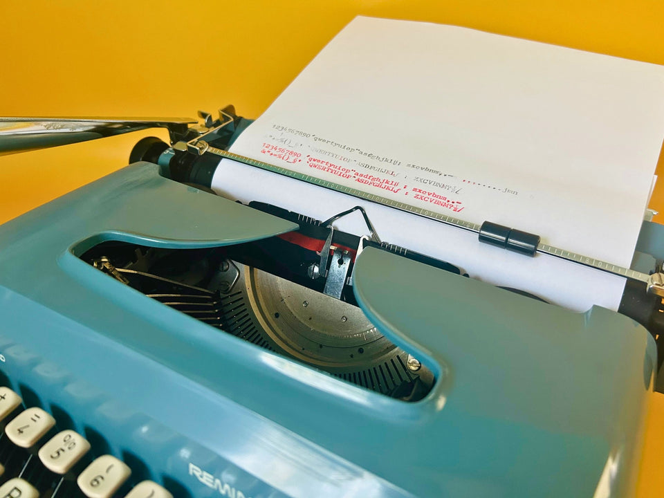Remington Sperry Rand Ten Forty Typewriter – Sky Blue | English QWERTY | Mint Condition | Guarantee Card