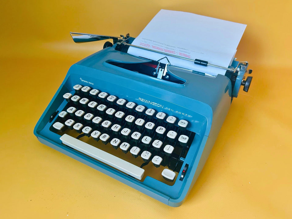 Remington Sperry Rand Ten Forty Typewriter – Sky Blue | English QWERTY | Mint Condition | Guarantee Card