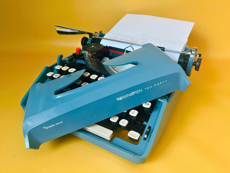 Remington Sperry Rand Ten Forty Typewriter – Sky Blue | English QWERTY | Mint Condition | Guarantee Card