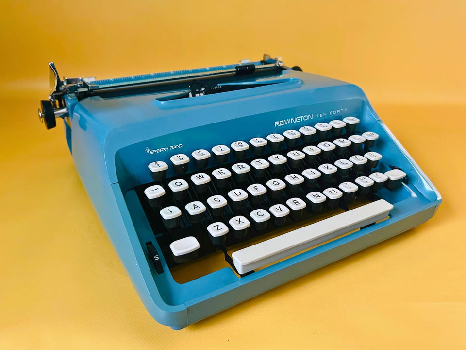 Remington Sperry Rand Ten Forty Typewriter – Sky Blue | English QWERTY | Mint Condition | Guarantee Card