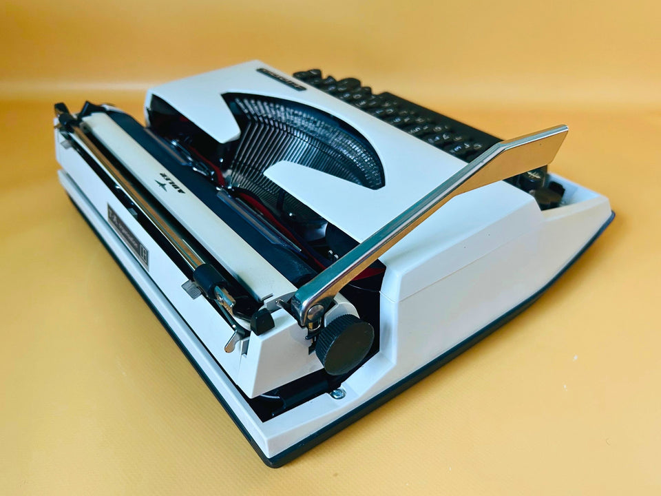 Adler Tippa Portable Typewriter – White | English QWERTY | With Case | Professionally Serviced