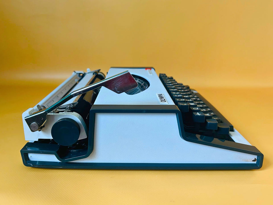 Olympia Traveller de Luxe Portable Typewriter – White & Black | QWERTZ | With Case | Professionally Serviced