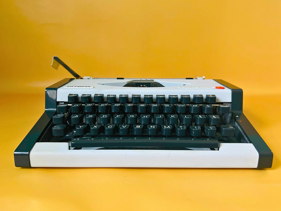 Olympia Traveller de Luxe Portable Typewriter – White & Black | QWERTZ | With Case | Professionally Serviced
