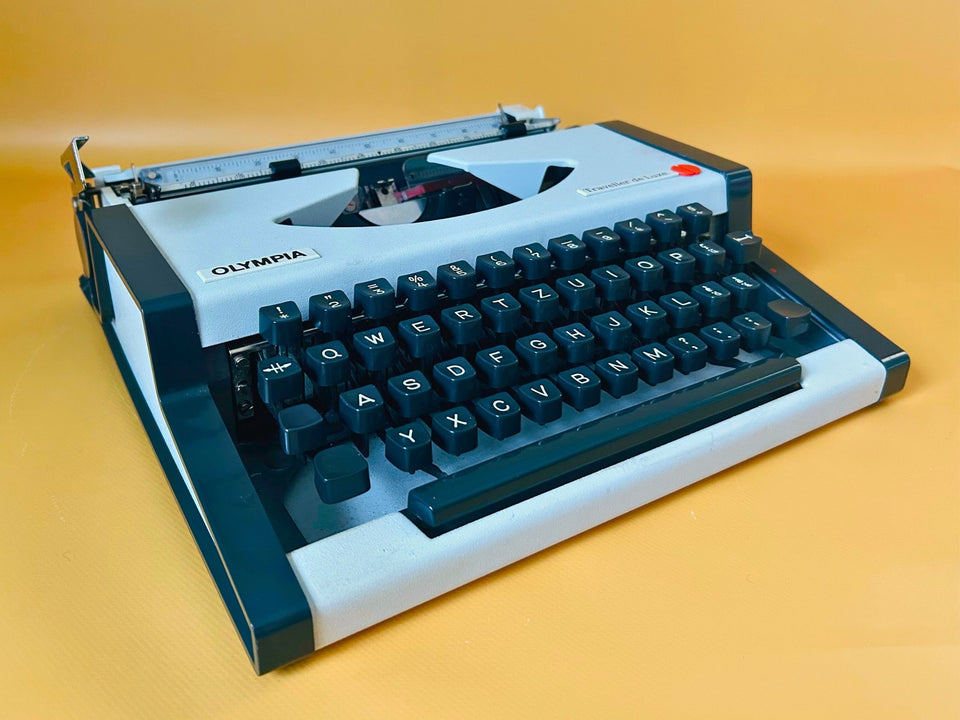 Olympia Traveller de Luxe Portable Typewriter – White & Black | QWERTZ | With Case | Professionally Serviced