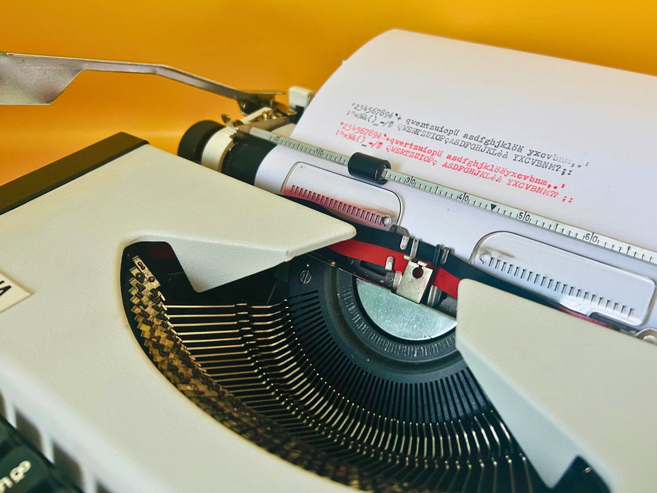 Olympia Traveller de Luxe QWERTZ typewriter with original carrying case