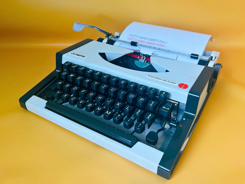 Olympia Traveller de Luxe Portable Typewriter – White & Black | QWERTZ | With Case | Professionally Serviced