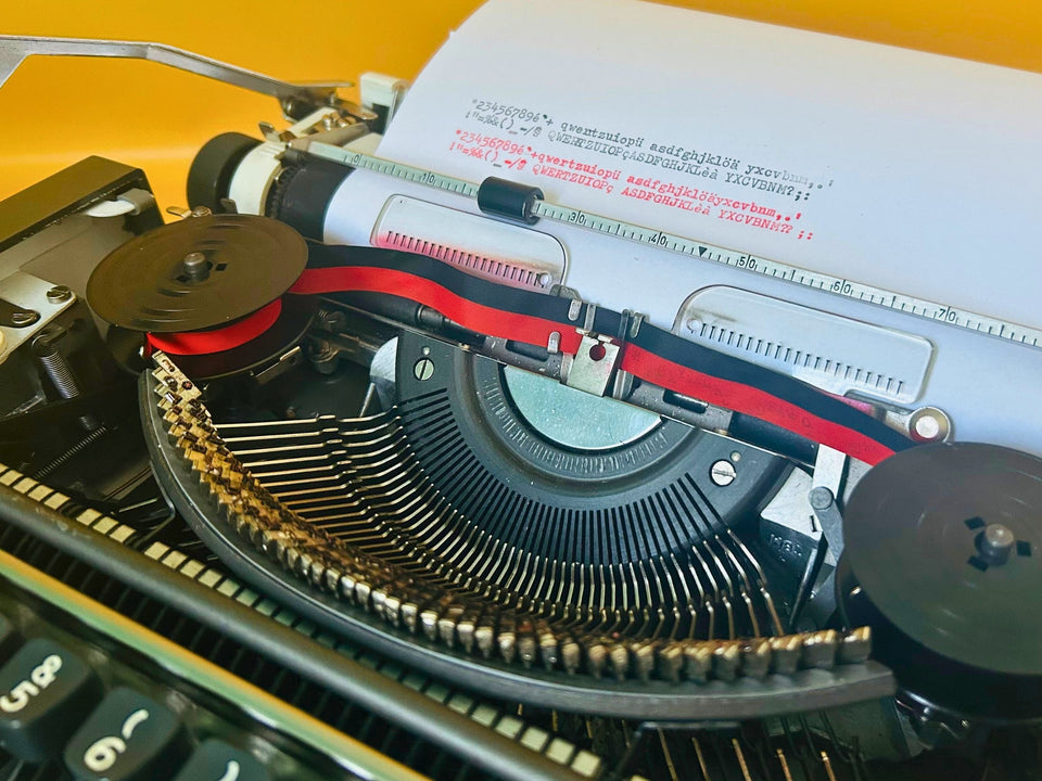 Olympia Traveller de Luxe Portable Typewriter – White & Black | QWERTZ | With Case | Professionally Serviced