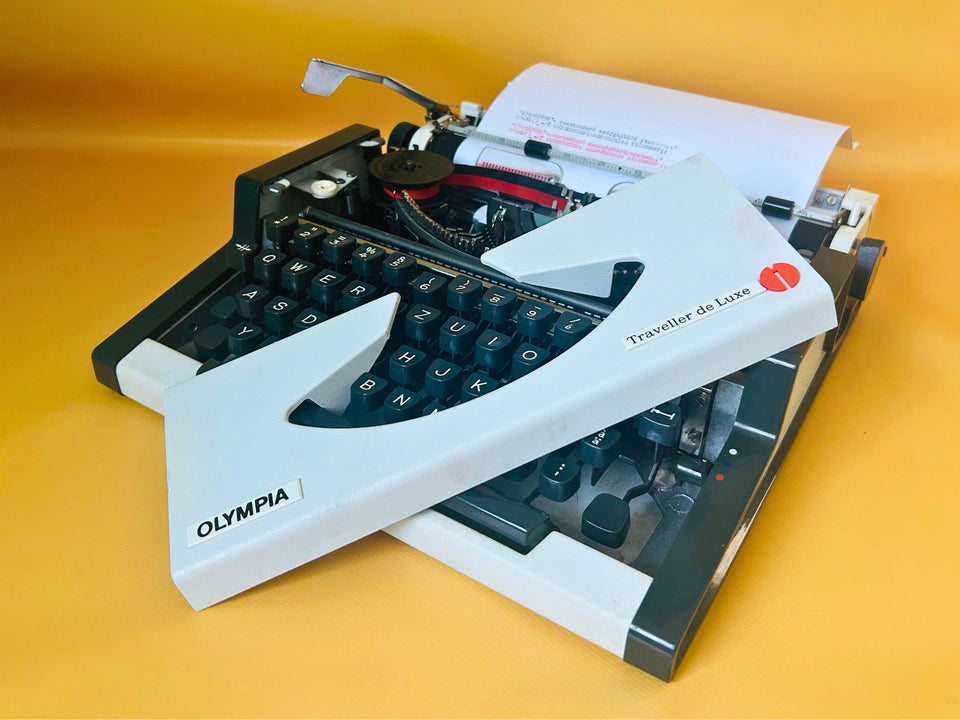 Olympia Traveller de Luxe Portable Typewriter – White & Black | QWERTZ | With Case | Professionally Serviced