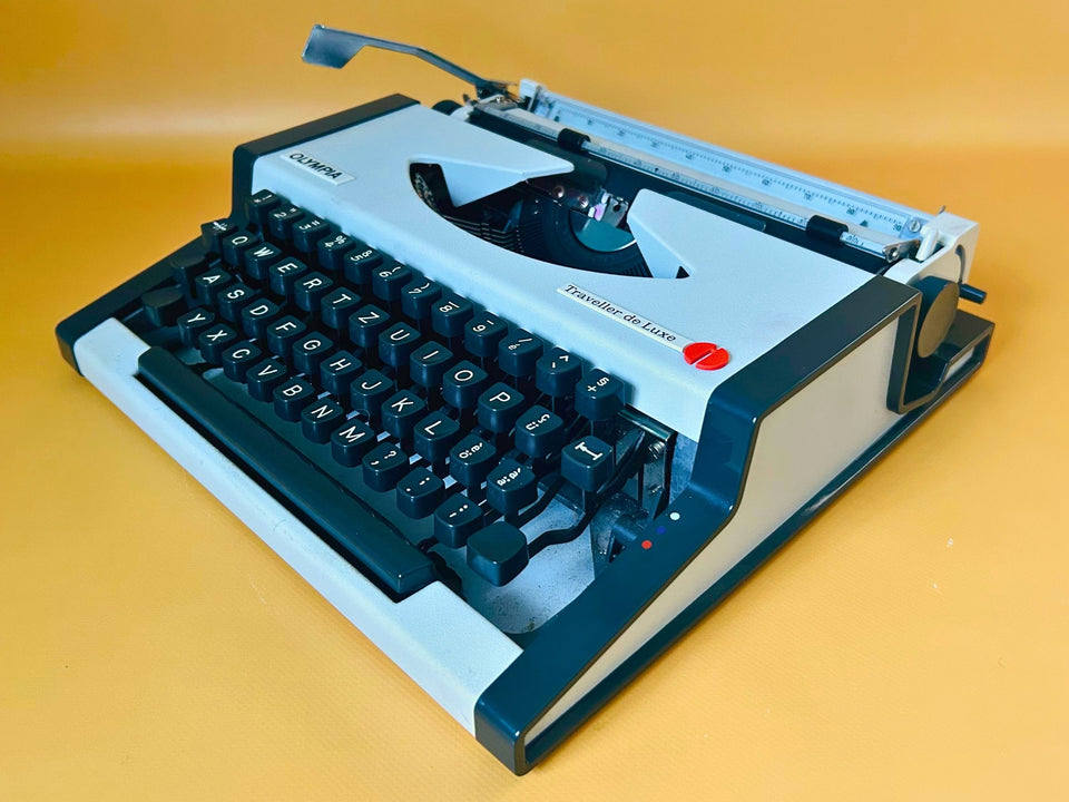Olympia Traveller de Luxe portable typewriter with German QWERTZ keyboard and case