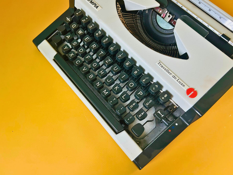Olympia Traveller de Luxe Portable Typewriter – White & Black | QWERTZ | With Case | Professionally Serviced