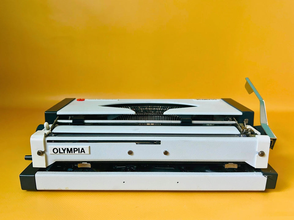 Olympia Traveller de Luxe Portable Typewriter – White & Black | QWERTZ | With Case | Professionally Serviced
