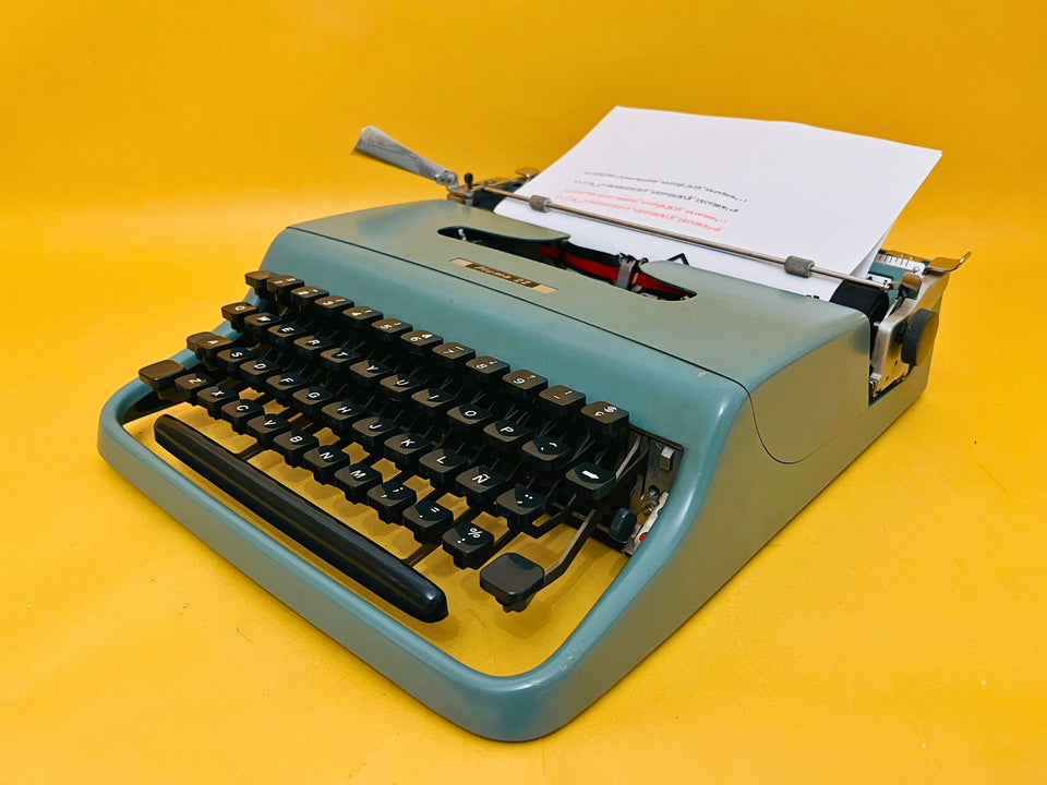 Working 1970s Olivetti Pluma 22 Typewriter - Blue Retro Manual - QWERTY Writer's Gift & Case