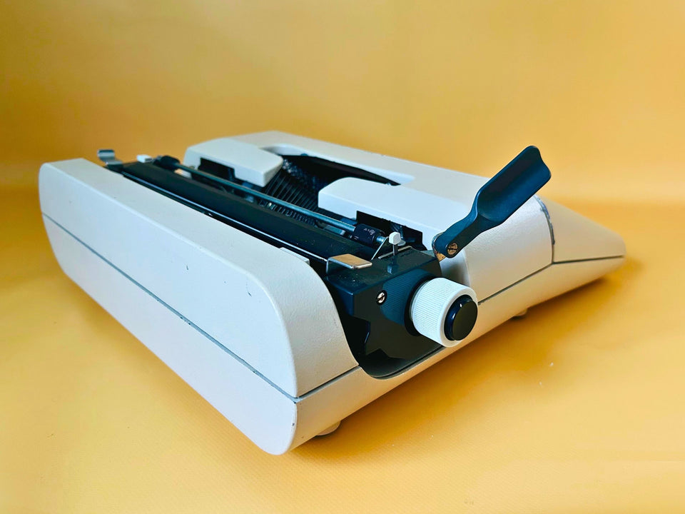 Olivetti Lettera 35 | Industrial Cream-Grey | Rare Spanish-Built Mechanical Gem