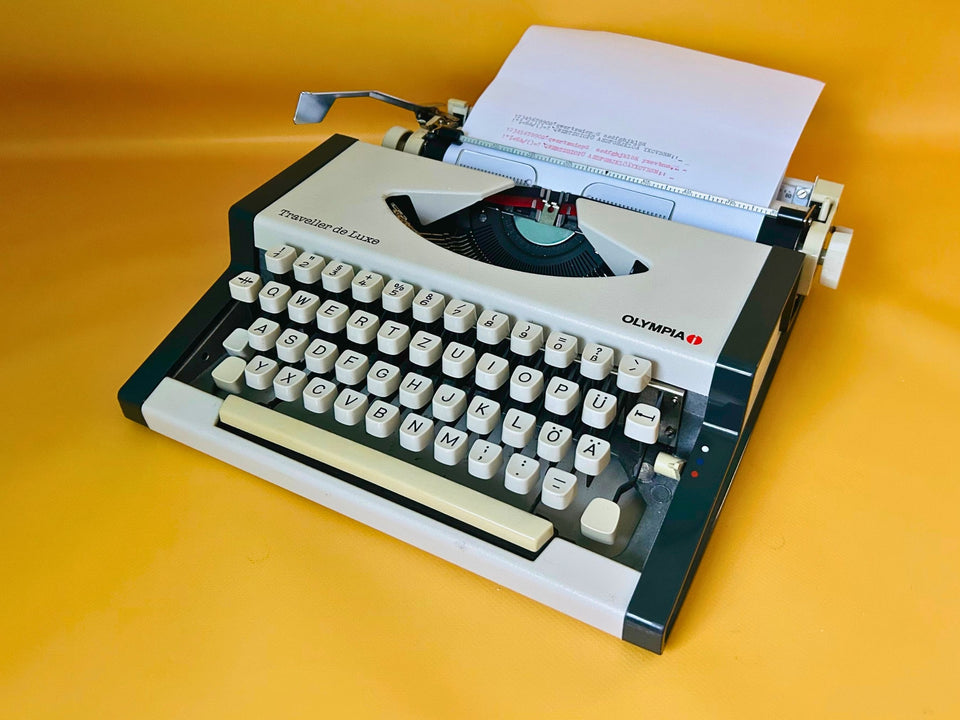 Olympia Traveller de Luxe Typewriter | German QWERTZ | Fully Working | Original Case | Serviced Vintage Portable
