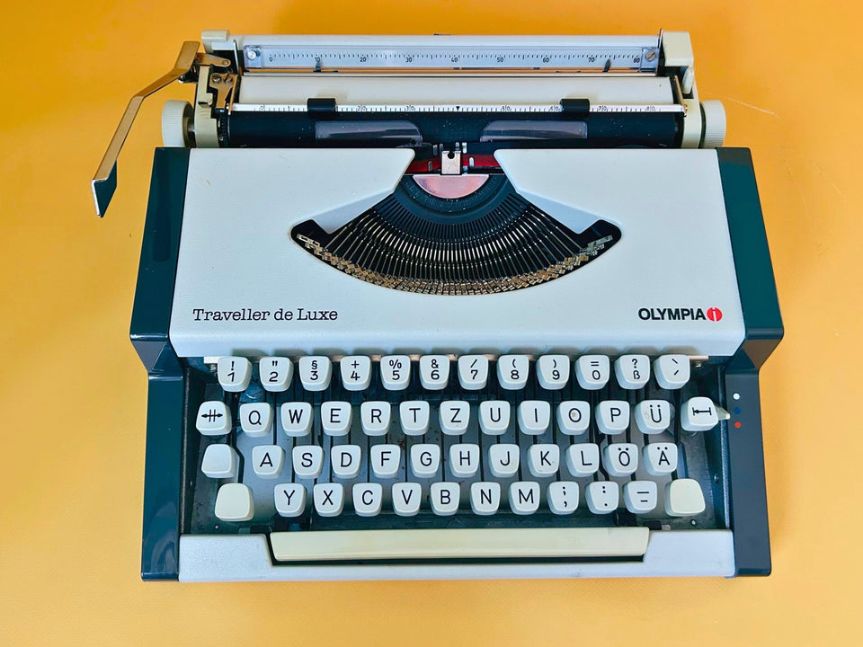 Close up shot Olympia Traveller de Luxe portable typewriter in excellent vintage condition