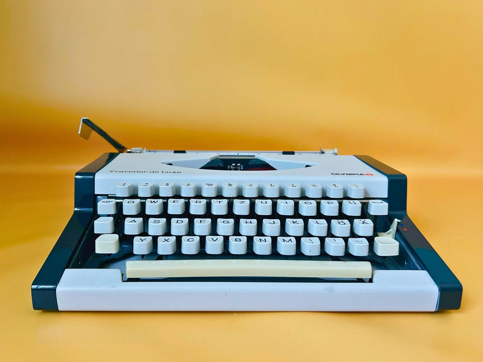 Olympia Traveller de Luxe Typewriter | German QWERTZ | Fully Working | Original Case | Serviced Vintage Portable