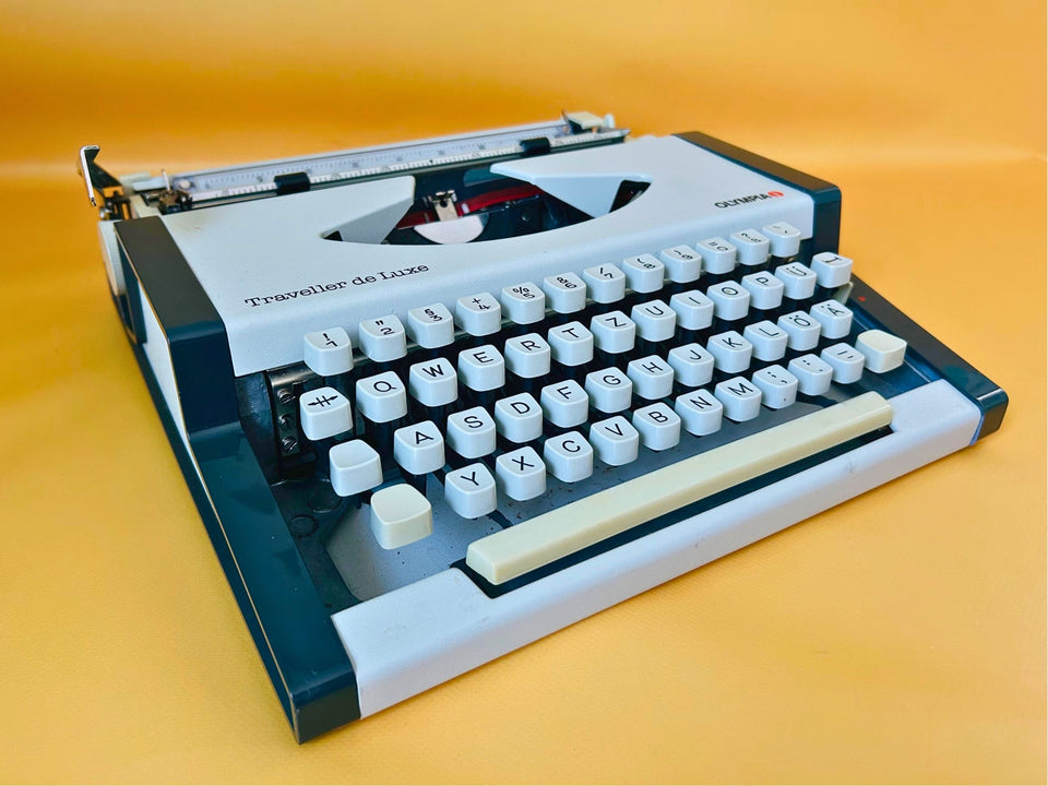 Olympia Traveller de Luxe Typewriter | German QWERTZ | Fully Working | Original Case | Serviced Vintage Portable
