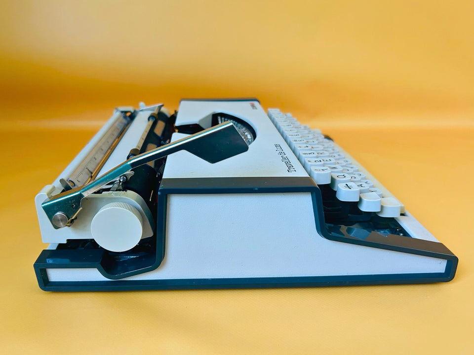 Olympia Traveller de Luxe Typewriter | German QWERTZ | Fully Working | Original Case | Serviced Vintage Portable