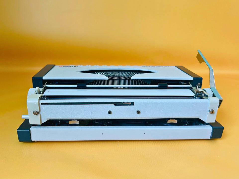 Olympia Traveller de Luxe Typewriter | German QWERTZ | Fully Working | Original Case | Serviced Vintage Portable
