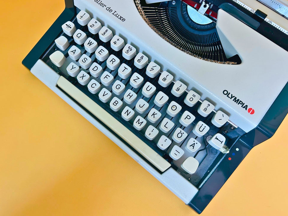 Olympia Traveller de Luxe Typewriter | German QWERTZ | Fully Working | Original Case | Serviced Vintage Portable