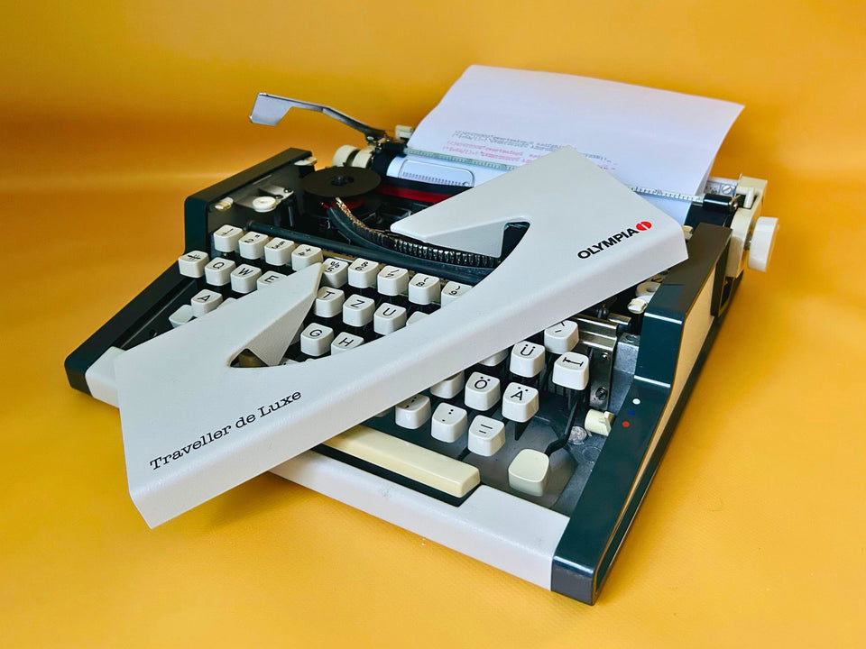 Olympia Traveller de Luxe Typewriter | German QWERTZ | Fully Working | Original Case | Serviced Vintage Portable