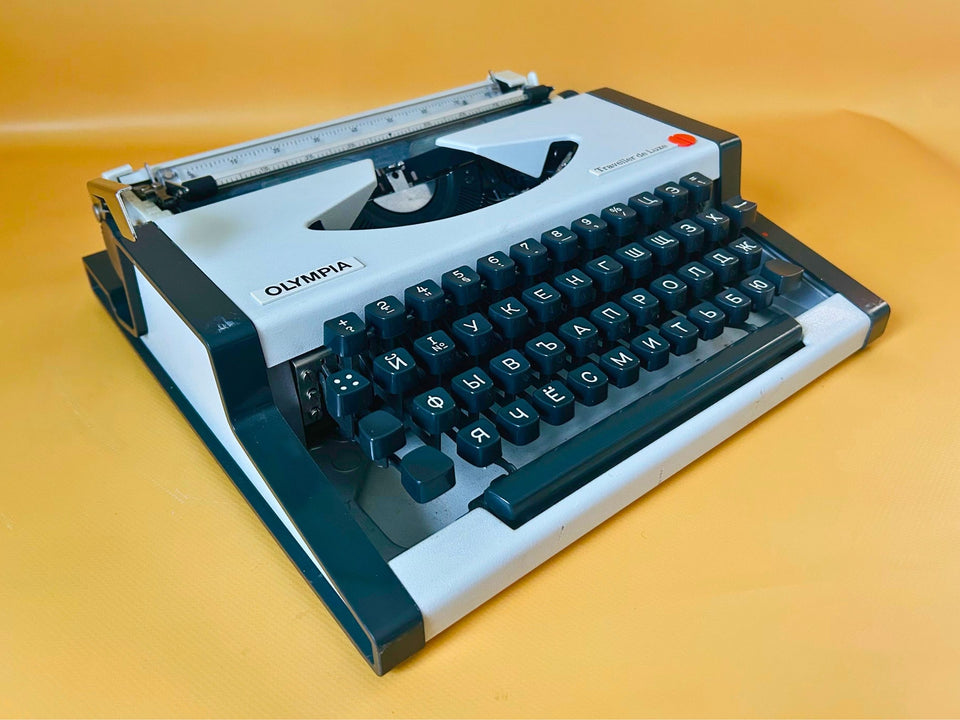 Olympia Traveller de Luxe Vintage Manual Typewriter | Cyrillic Keyboard | Original Case | Professionally Serviced | Fully Working