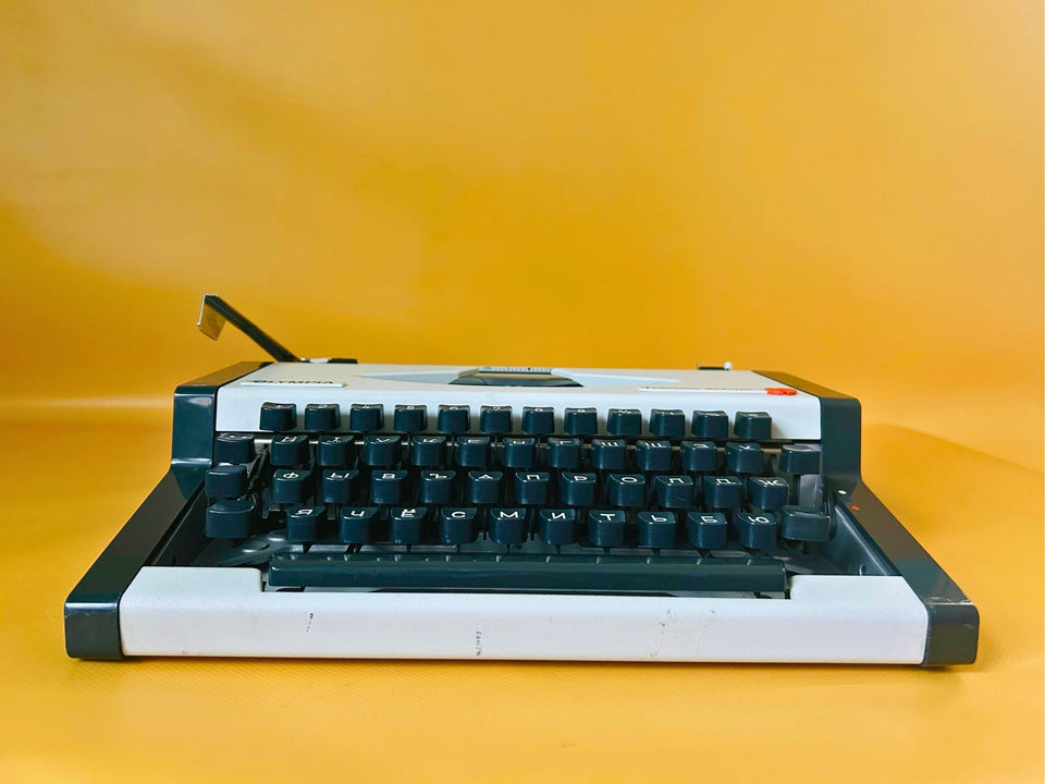 Olympia Traveller de Luxe Vintage Manual Typewriter | Cyrillic Keyboard | Original Case | Professionally Serviced | Fully Working