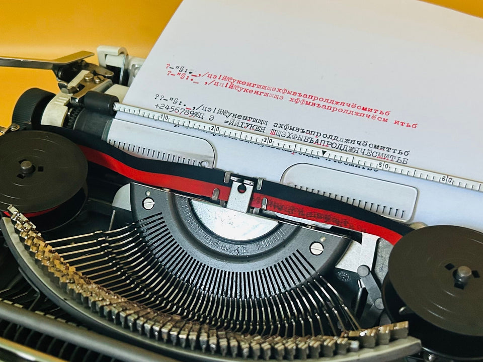 Typing sample produced by the Olympia Traveller de Luxe demonstrating clean black and red Cyrillic text with excellent print quality.