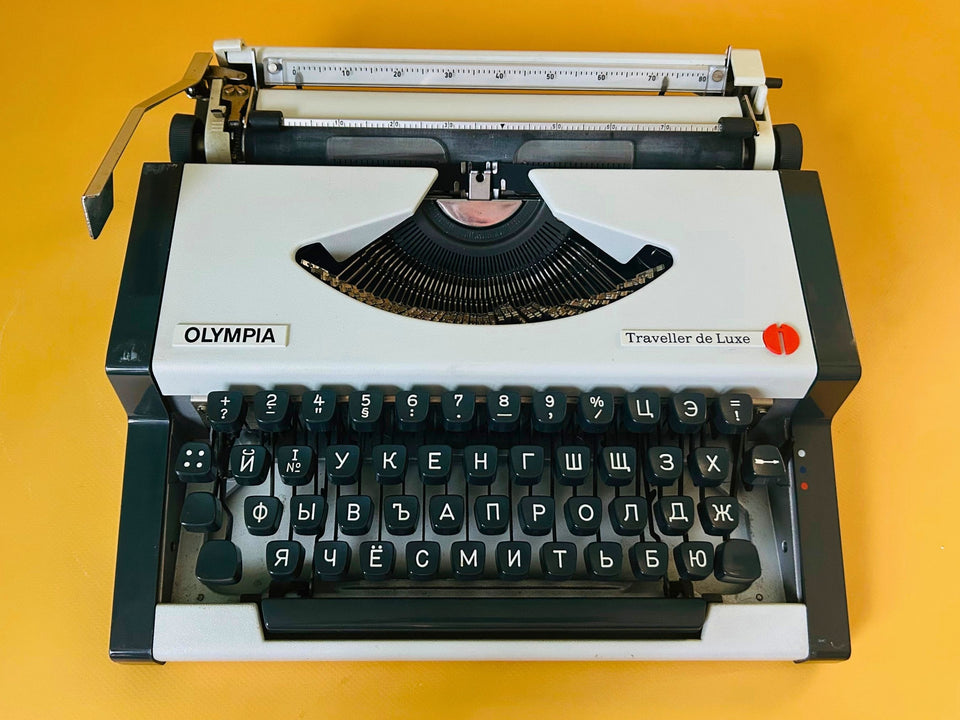 Close-up of the Olympia Traveller de Luxe Cyrillic keyboard showing the original Russian alphabet keycaps.