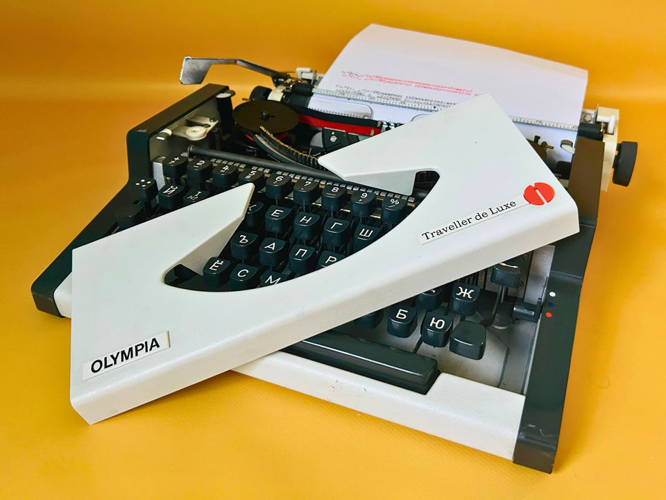 Olympia Traveller de Luxe Vintage Manual Typewriter | Cyrillic Keyboard | Original Case | Professionally Serviced | Fully Working