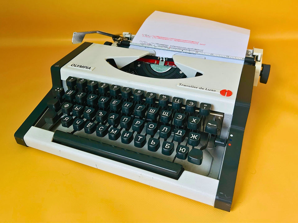 Olympia Traveller de Luxe vintage manual typewriter with rare Cyrillic keyboard, professionally serviced and fully working.