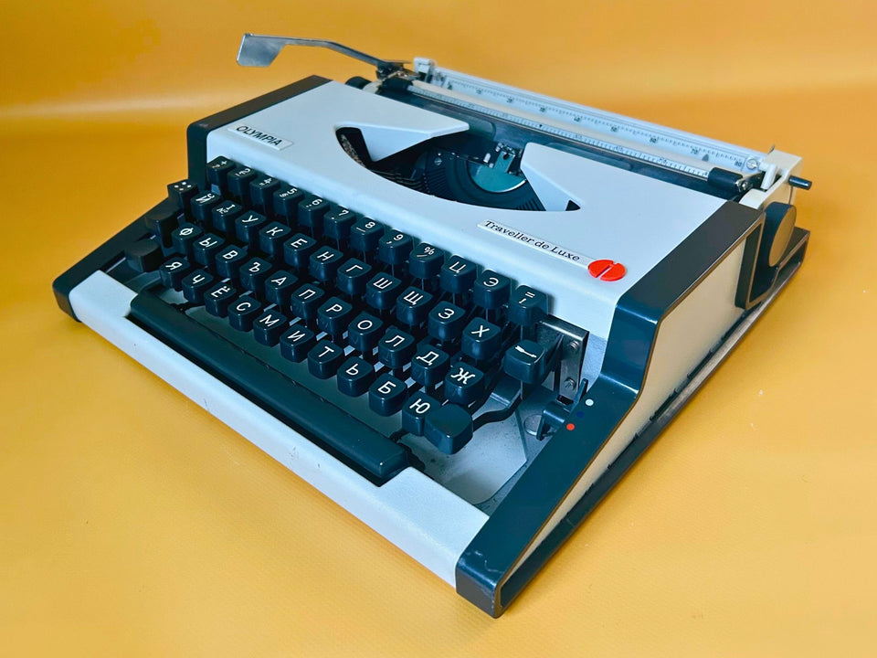 Olympia Traveller de Luxe Vintage Manual Typewriter | Cyrillic Keyboard | Original Case | Professionally Serviced | Fully Working