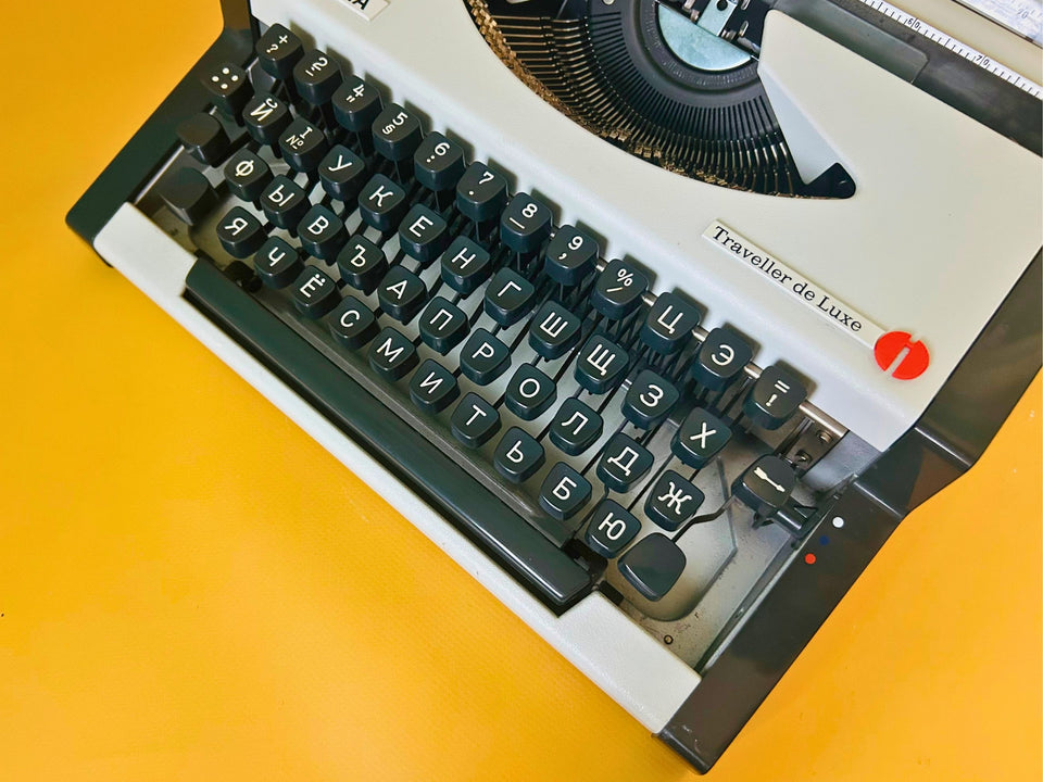 Olympia Traveller de Luxe Vintage Manual Typewriter | Cyrillic Keyboard | Original Case | Professionally Serviced | Fully Working