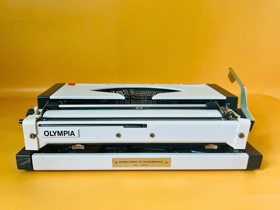 Olympia Traveller de Luxe Vintage Manual Typewriter | Cyrillic Keyboard | Original Case | Professionally Serviced | Fully Working