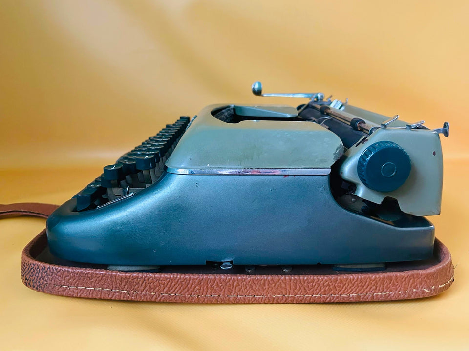 Vintage Erika 1930s Typewriter | Fully Working QWERTY Manual | German Engineering Black (Copy)