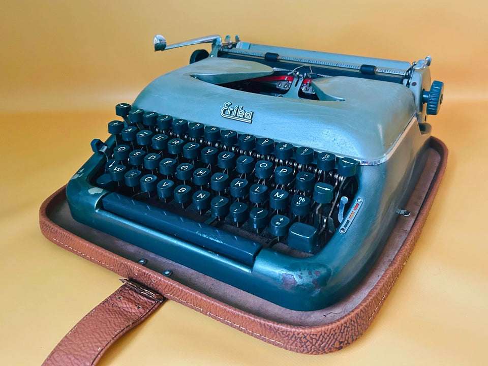 Erika 10 vintage manual typewriter with French AZERTY keyboard in metallic green, professionally serviced and fully working.