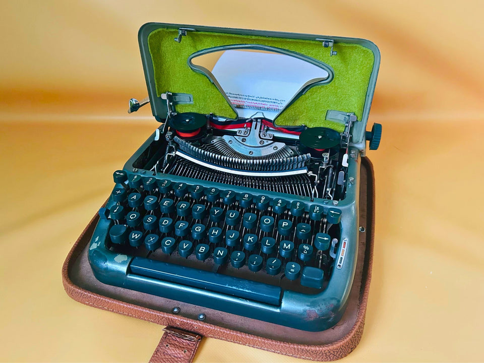 Vintage Erika 1930s Typewriter | Fully Working QWERTY Manual | German Engineering Black (Copy)