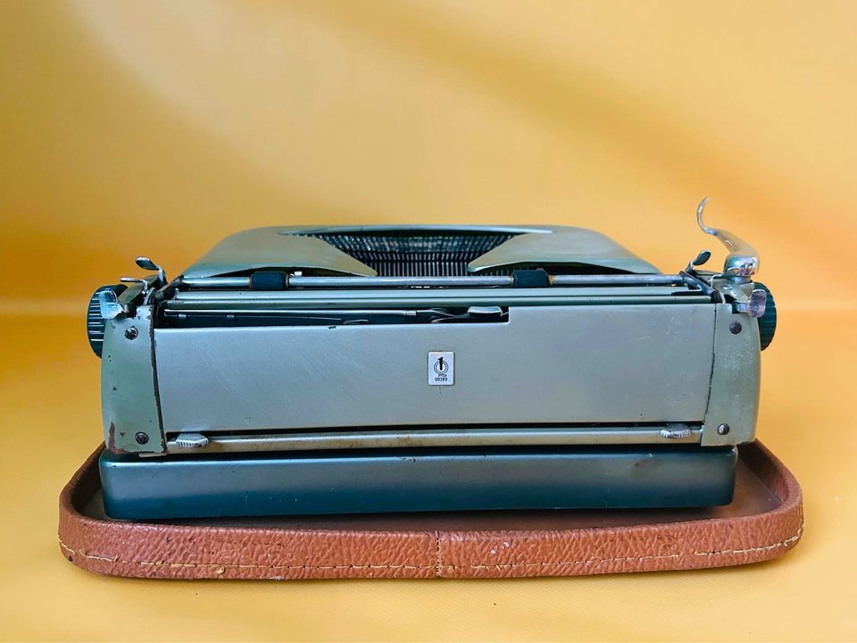 Vintage Erika 1930s Typewriter | Fully Working QWERTY Manual | German Engineering Black (Copy)