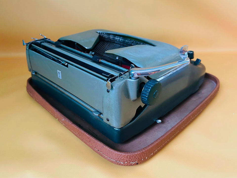 Vintage Erika 1930s Typewriter | Fully Working QWERTY Manual | German Engineering Black (Copy)
